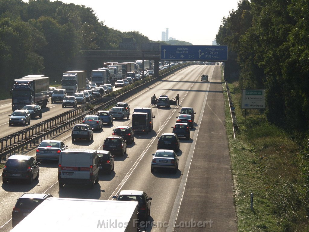 VU A4 Rich Olpe anschliessend Reifen auf Fahrbahn Rich Aachen P26.JPG